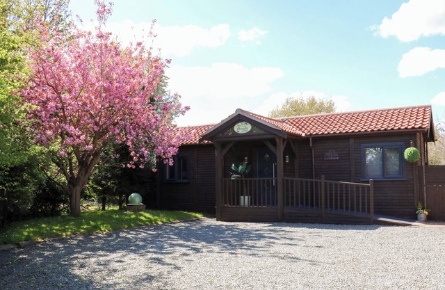 ORCHARD RETREAT STAYCATION, pet friendly, with hot tub in Kirton