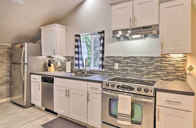 NEW! Oregon City Abode ~ 23 Mi to Dtwn Portland!