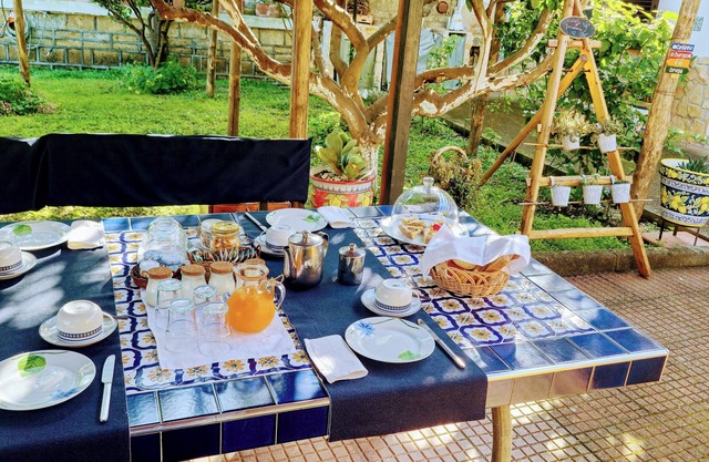 Petit-déjeuner bio dans le jardin, vue sur le Vésuve