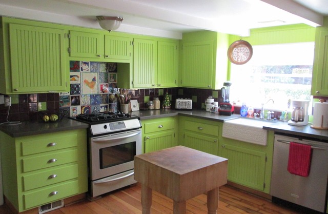 ORIGINAL 1927 COZY LAKEFRONT BUNGALOW AVEC WRAP AUTOUR DE PORCH (NO LAKE ACCESS)