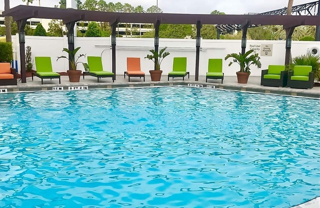Orlando Dream Vacation! 2 Convenient Rooms, On-site Pool, Shuttle Service