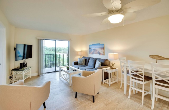 Ormond Beach Condo w/ Pool Access: Steps to Coast!