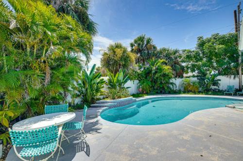 Ormond Beach Retreat Walk to Shore and Shops!