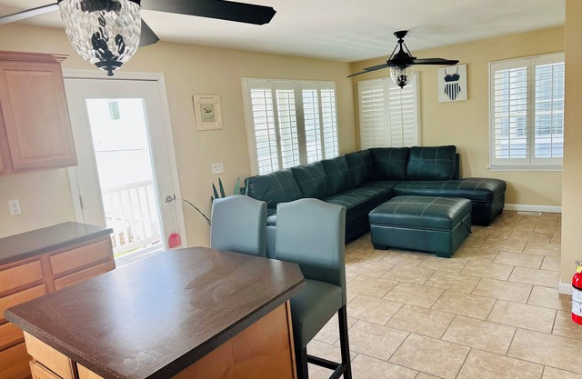 Ortley Beachside Homely Haven - 1 Block to Beach - Private Balcony