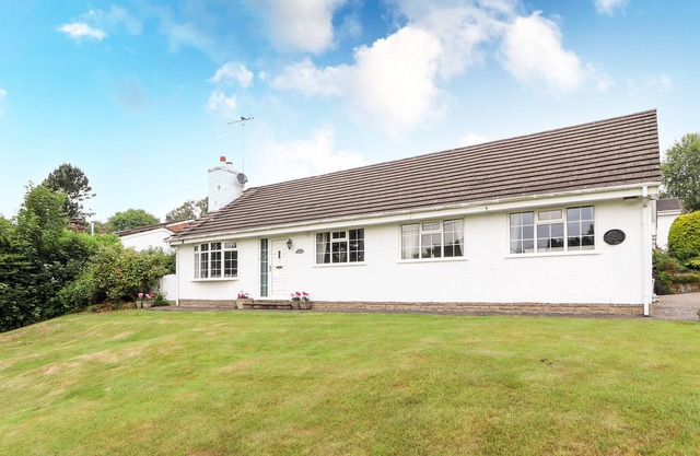 OSAKIS, pet friendly, character holiday cottage in Mold