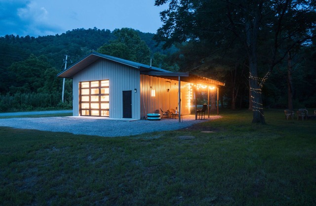 Oscar's Barn- Relax and unwind at our mountain barn on the river.