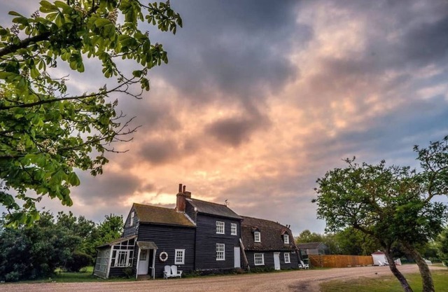 Honeypot Cottage/ 2-bed home on Osea Island, Essex