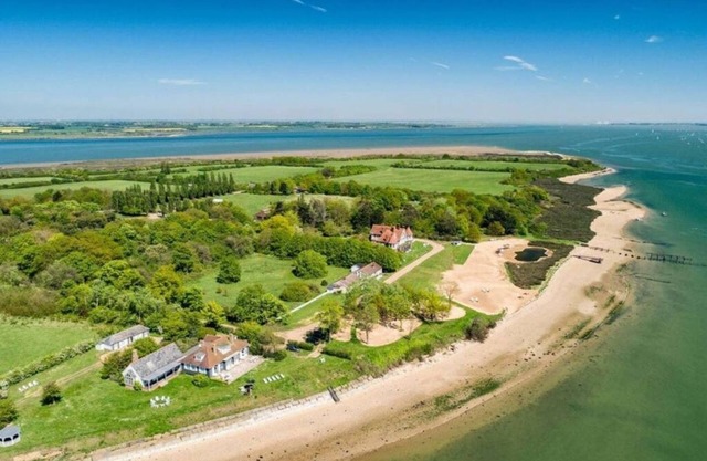 The Penthouse / 3-bed home on Osea Island, Essex