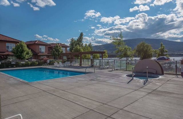 Maison de ville au bord du lac Osoyoos. Situé dans la communauté tranquille de Casa Del Lago.