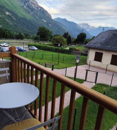 Ossau T2 5 personnes tout confort près du ski linge de maison inclus parking moustiquaires vue montagne plein sud