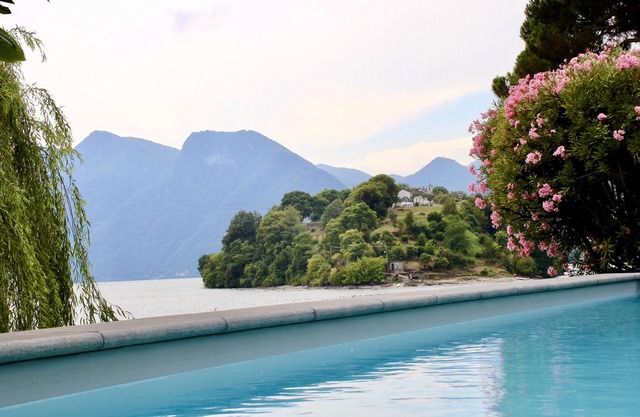 Villa au bord du lac avec jardin privé et piscine. Vue à 180 ° sur le lac et l'île