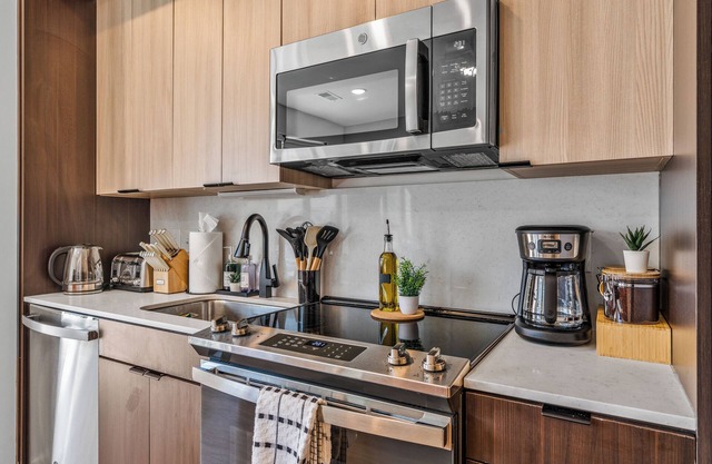 OTR & CBD - 1 King Bed, Free On-Site Parking, Pool, Gym, Exclusive Club Room