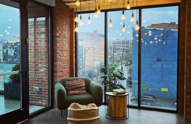 OTR/CBD - 1 King Bed W/Gym, Free On-Site Parking, Pool, & Club Room