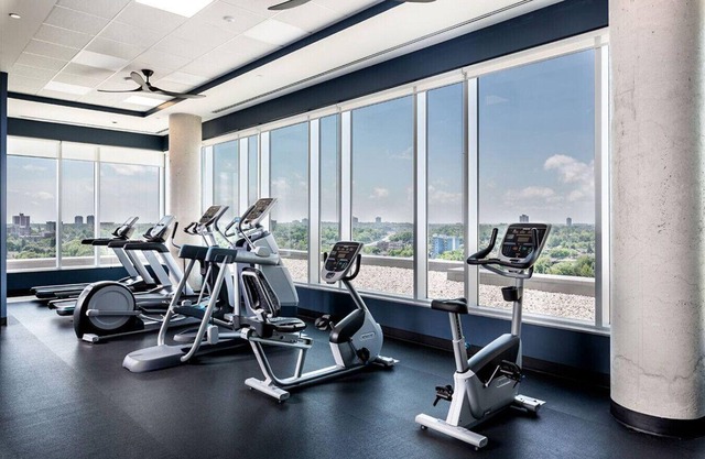 2BR Oasis w/ Gym & Terrace, Near Hintonburg!