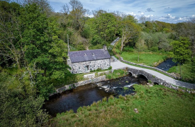 Otter Cottage - sleeps 6 guests in 3 bedrooms