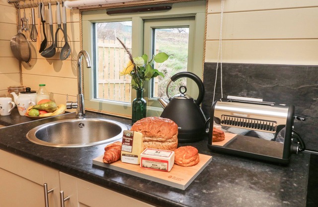 OTTER, pet friendly, with a garden in Cross Hills