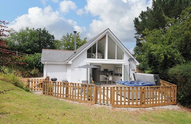 OTTERS LEAP, pet friendly, character holiday cottage in Bideford