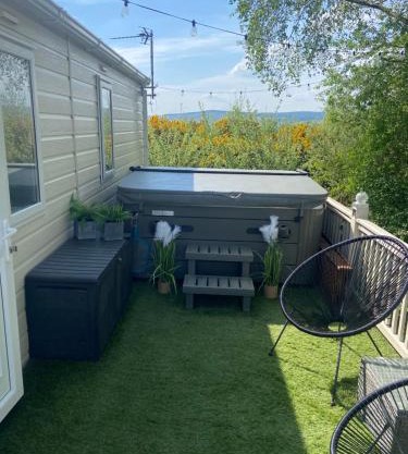 Otters Rural Retreat - Private Hot-Tub & Free Golf for guests included