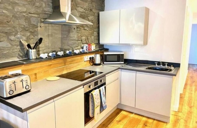 Our cosy 2-bedroom apartment is just steps away from New Quay beaches