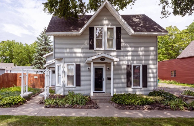 La maison de Heidi est une maison de deux étages à quelques minutes à pied du centre-ville de Flushing