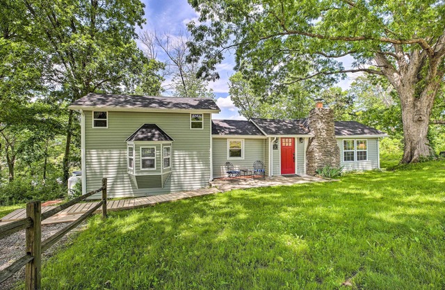 ‘Our Lakeside Retreat’ w/ Deck on Lake Herrington!