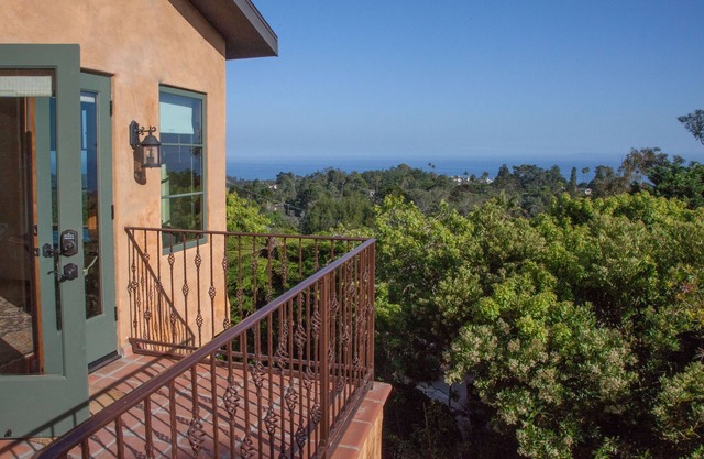 Notre cabane de l'amour spectaculaire et luxueuse, avec une vue magnifique sur l'océan et le port