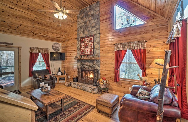 Outdoor Adventure - Charming Cabin w/ Hot Tub