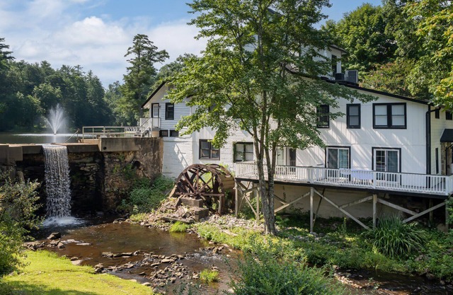 Outdoor Adventure Awaits- Lakeside Stay