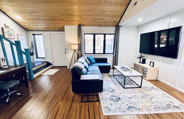 Frais, maison moderne sur le dos 40, parcours de golf, TV 75 ", chargeur Tesla