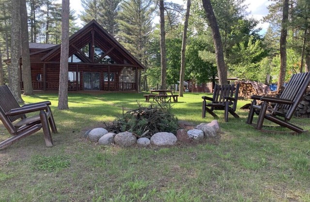 Enthousiaste extérieur Lakefront Cabin Sleeps 16