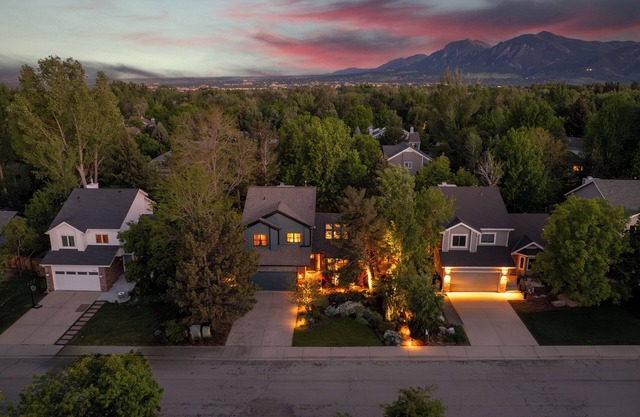 Outdoor Living! Hot Tub+Fire Pit+Gardens+GameRoom! Close to it ALL!
