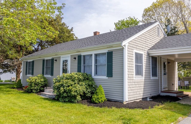 Outdoor Shower, Firepit, BBQ, AC units and more! Near downtown and beaches!
