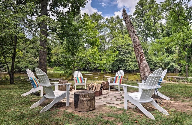 Outdoorsmen’s Paradise on River w/ Fire Pit!