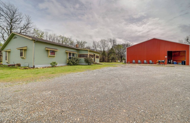 Outdoorsy Getaway Near Atoka: Hunt, Fish & Relax!