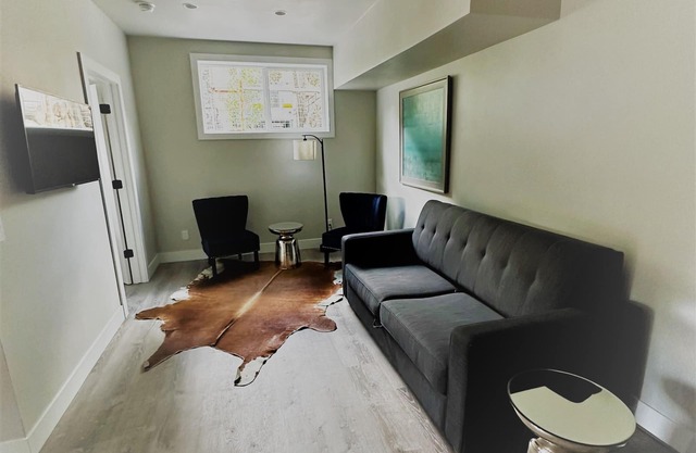 Outlaw Inn Unit 3. MODERN, newly remodeled unit, STEPS from Main Street!