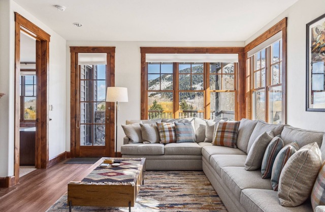 Outpost: Grand View 2720 - Mountain Views