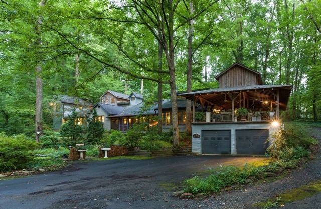 Maison scandaleuse dans les bois