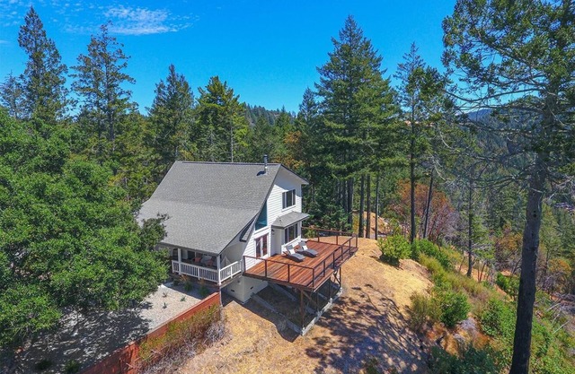 Outrageous VIEWS - 5 miles from Calistoga. Privacy + Wine country at its best!