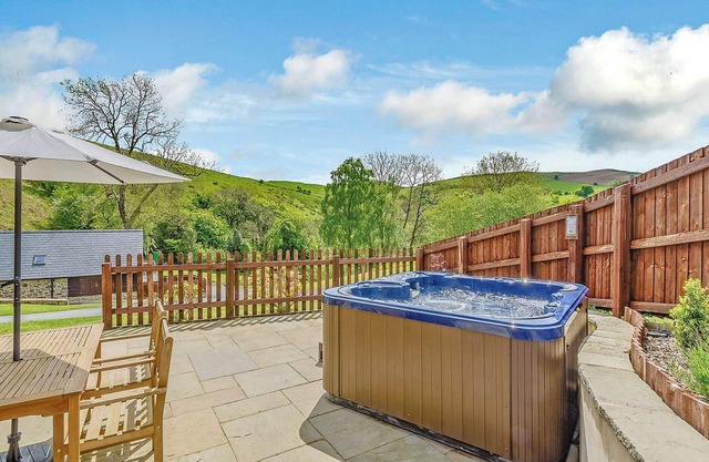 Outstanding open plan two storey lodge.