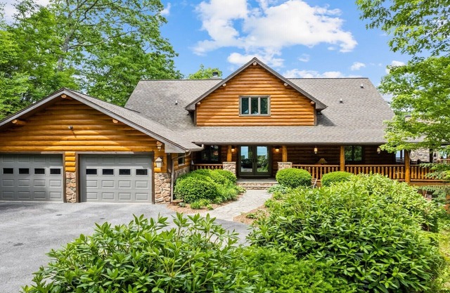 Outstanding Views! 5BR/4.5 BA/ Sleeps 14, Hot-Tub, Pool Table!