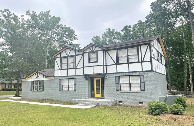 Simply the Best VALUE.. 3000 SQUARE FOOT GEM 10 miles from Downtown!!!
