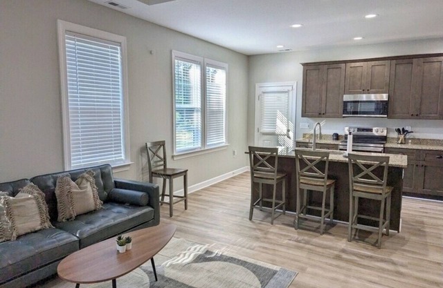 Over the Railroad, Private Modern Farmhouse w/ Late Checkout