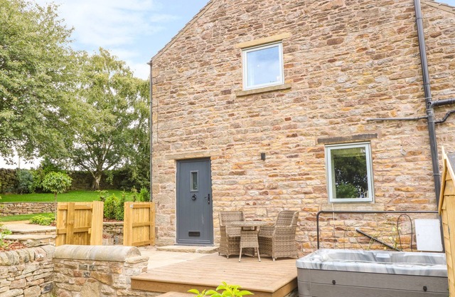 OVER LEA BARN, romantique, avec bain à remous à Hayfield, Ref 976025