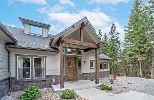 Overlooking Lake View / 3 BR/3.5 Bath Plus Bonus Room & Game Room / Sleeps 12