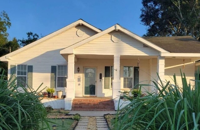 Oversized 1932 bungalow with updates. Only 2 hours from Tybee Island, Georgia