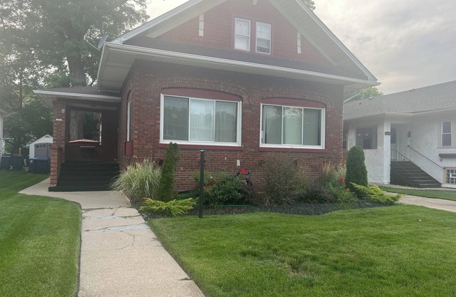 OVERSIZED house located 20min ORD/ MDW airports, 15min D/T Chg. 1min to I-290.