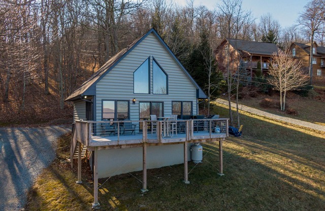 Owens Perch - pet friendly, big views near downtown Boone