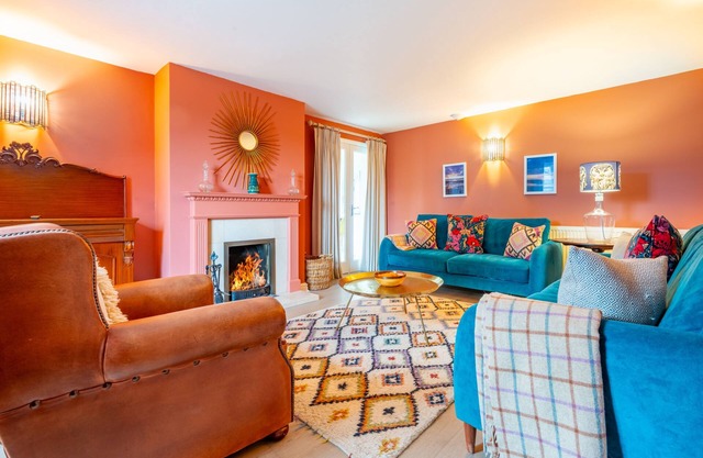 Une jolie maison individuelle moderne en brique et silex dans un endroit calme.