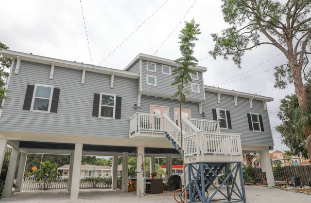 Owl Nest Townhouse-Walk to downtown & the water! New heated POOL!