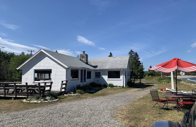 Owl's Head Maine Beachfront Cottage avec une magnifique plage de sable et une vue imprenable
